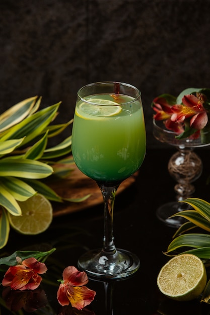 Foto gratuita un bicchiere di cocktail esotico al limone