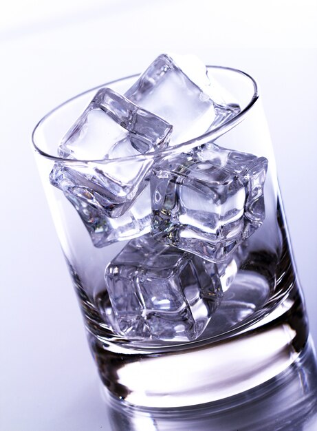 氷で満たされたガラス