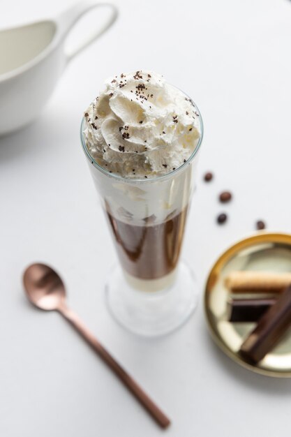 テーブルの上のフラペチーノのガラス