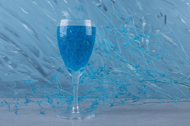 회색 표면에 신선한 블루 칵테일 한 잔