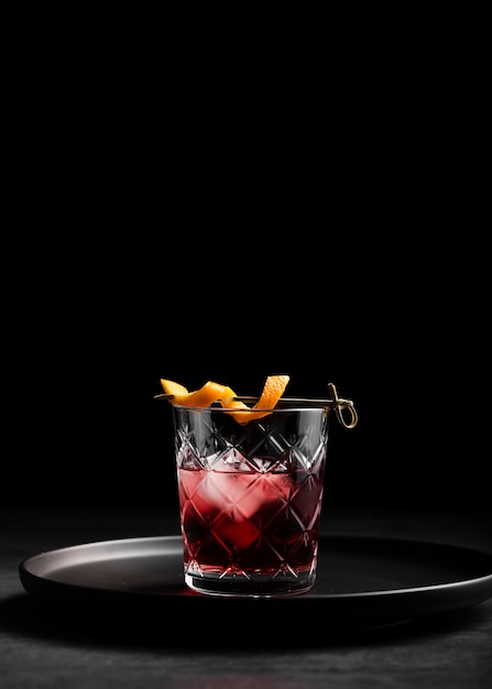 Foto gratuita bicchiere di spazio fresco copia cocktail