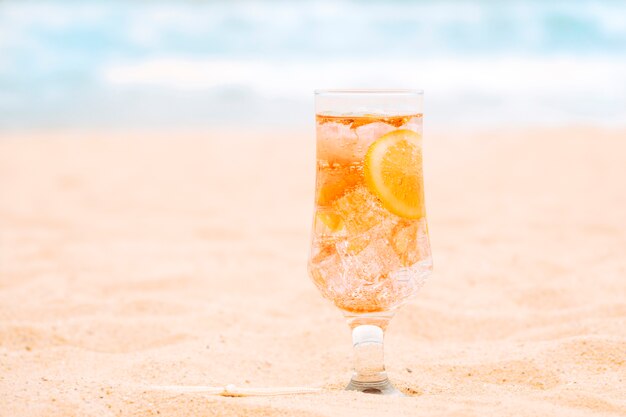 スライスされた柑橘類と新鮮なオレンジ色の飲み物のガラス