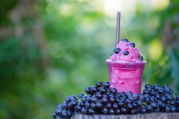 Free photo glass of freshly squeezed grape juice