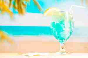 Foto gratuita bicchiere di bevanda blu congelato con paglia
