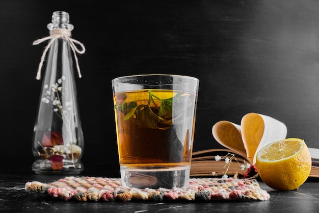 Free photo a glass of glintwine with fruits and spices.