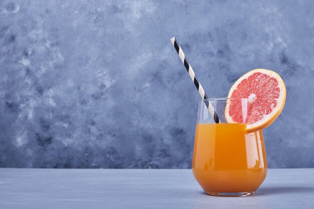 Стакан грейпфрутового сока.