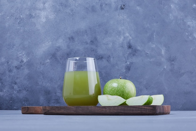 Un bicchiere di succo di mela verde.