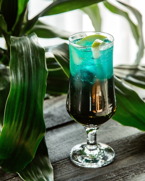 Free photo glass of green cocktail garnished with apple slice