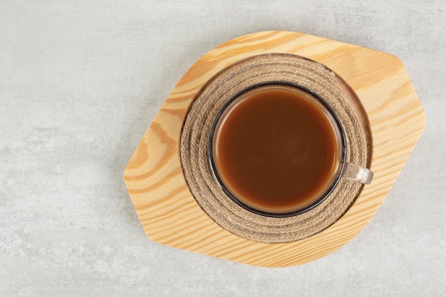 木の板にホットコーヒーのグラス。