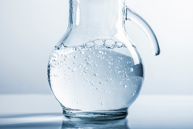 水でいっぱいのガラス瓶