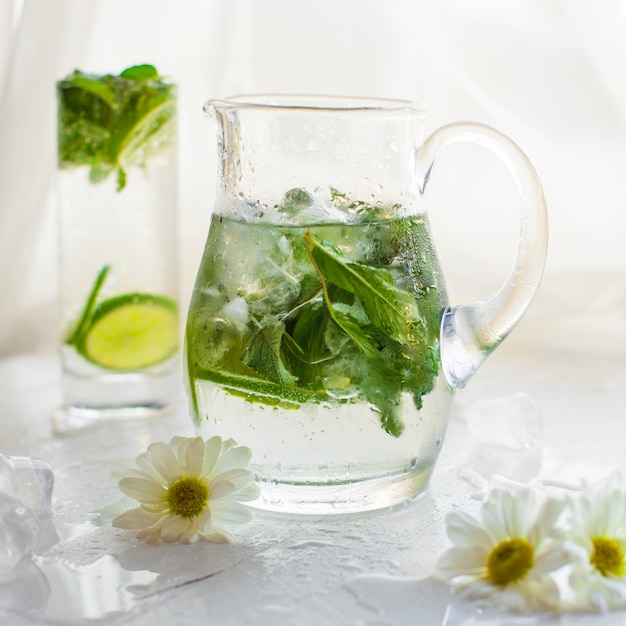 Foto gratuita un vaso di vetro calce mojito in bianco