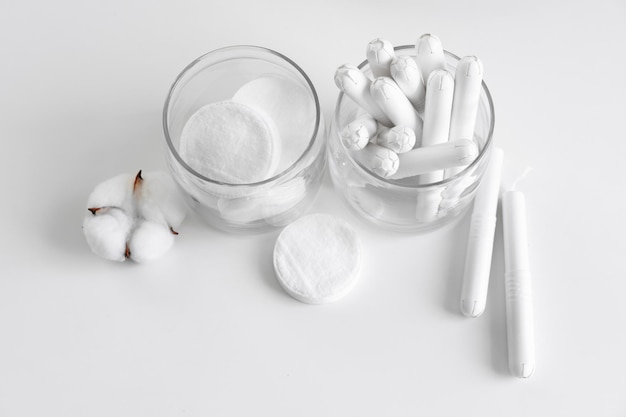 Free photo glass jar with hygienic tampons and cotton flower