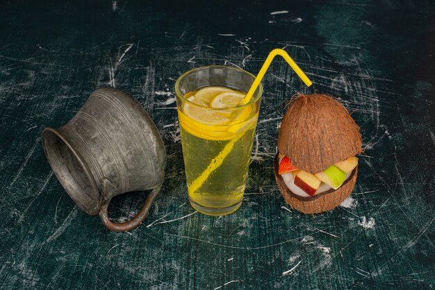 코코넛과 고대 컵 레몬 물 한잔