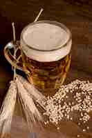 Foto gratuita bicchiere di birra leggera con orzo a spillo sul tavolo di legno