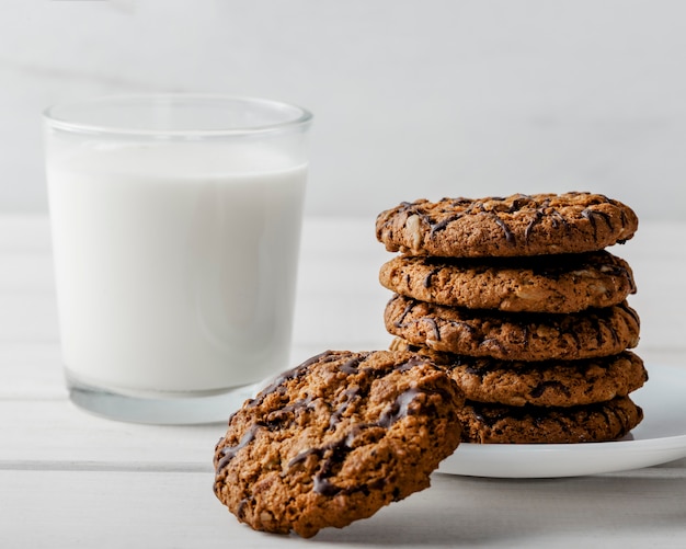 Free photo glass of mil and delicious cookies