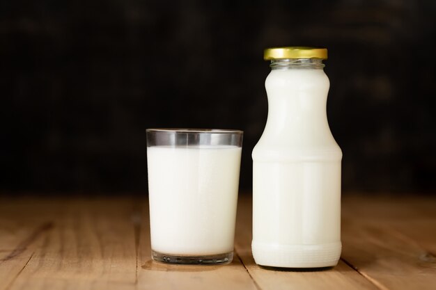 牛乳と新鮮な牛乳のボトル