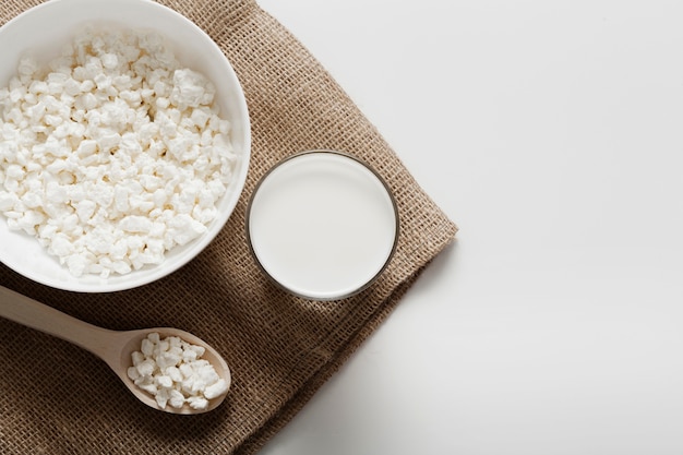 Foto gratuita bicchiere di latte accanto alla ciotola di cereali