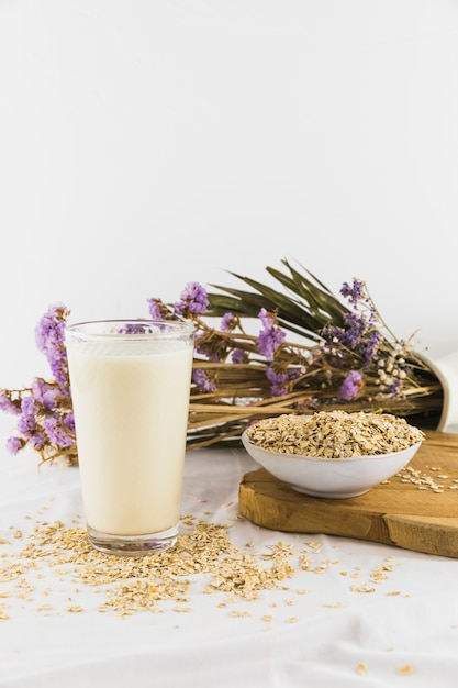 Free photo glass of milk and cereals