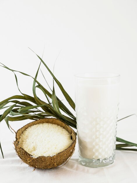 Foto gratuita bicchiere di latte e cocco