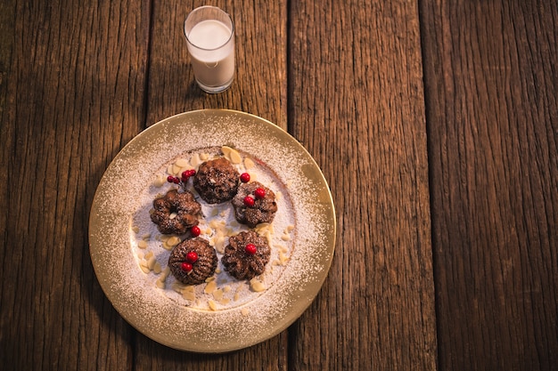 Vetro di latte e un piatto di biscotti