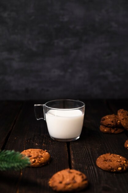 맛있는 쿠키로 둘러싸인 우유 한 잔
