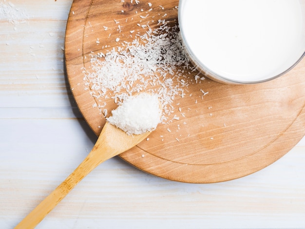 Foto gratuita bicchiere di latte con cocco grattugiato