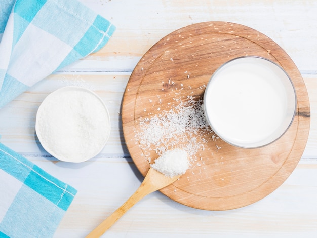 Foto gratuita bicchiere di latte con cocco grattugiato