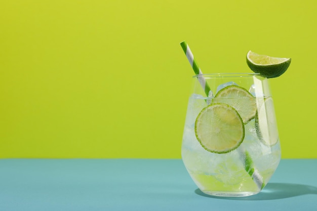 Foto gratuita bicchiere di mojito delizioso cocktail estivo fresco spazio per il testo