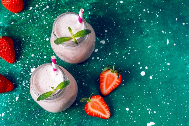 Бесплатное фото Стекло свежего milkshake клубники, smoothie и свежей клубники, здоровой еды и концепции питья.