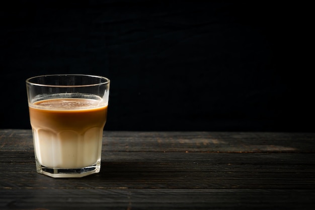 라떼 커피 한 잔, 나무 배경에 우유를 넣은 커피