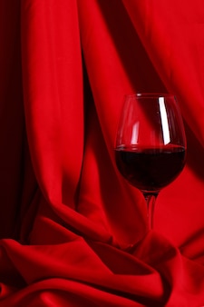 赤い​布​の​上​の​赤ワイン​の​ガラス