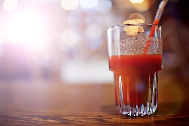 カフェ/ベジタリアンコンセプトのトマトジュースのグラス、健康的な食事