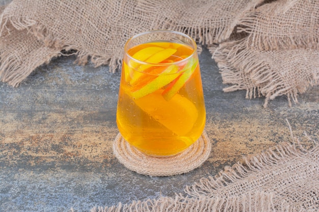대리석 바탕에 오렌지 주스 한 잔입니다. 고품질 사진
