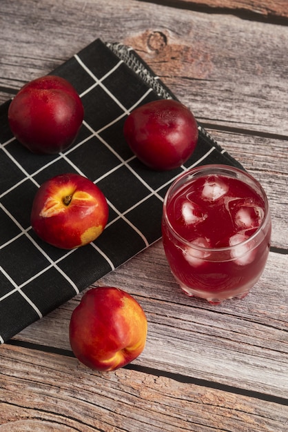 氷と果物が入った桃ジュースのグラス
