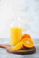 Бесплатное фото Стеклянный кувшин сока с ломтиком апельсина.