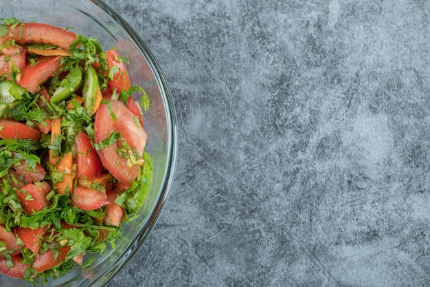 Un piatto di vetro di deliziosa insalata di verdure.