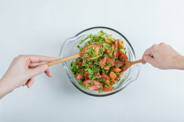 美味しい野菜サラダのガラス板。