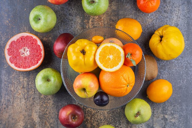 많은 과일 위에 신선한 과일의 유리 접시.