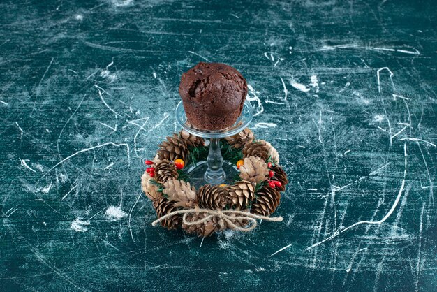 초콜릿 쿠키와 크리스마스 화환이 있는 유리 접시. 고품질 사진