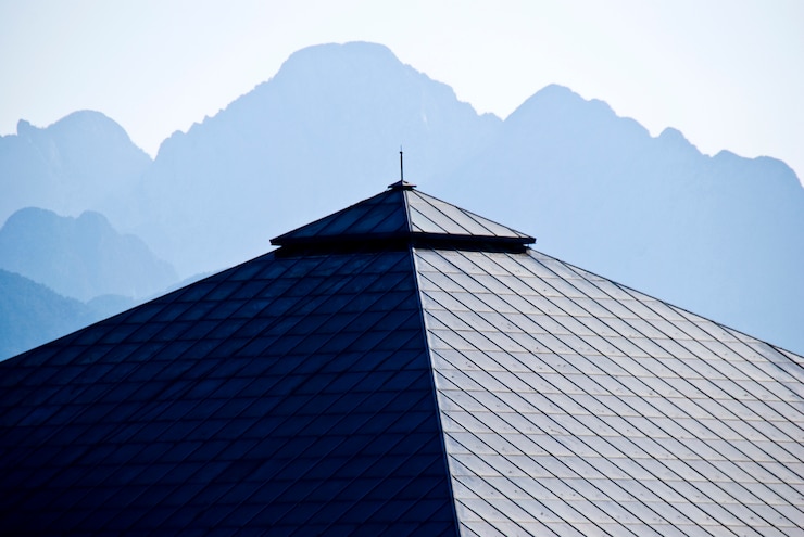 Free Photo glass pyramid