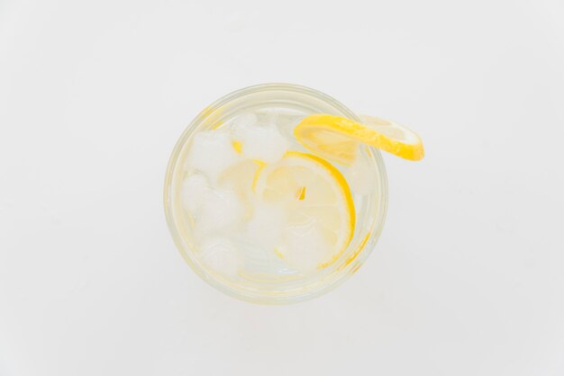 レモンとさわやかな冷たい飲み物のグラス