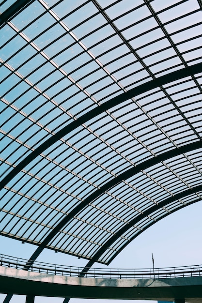 Foto gratuita tetto di vetro di un edificio moderno sotto il cielo blu