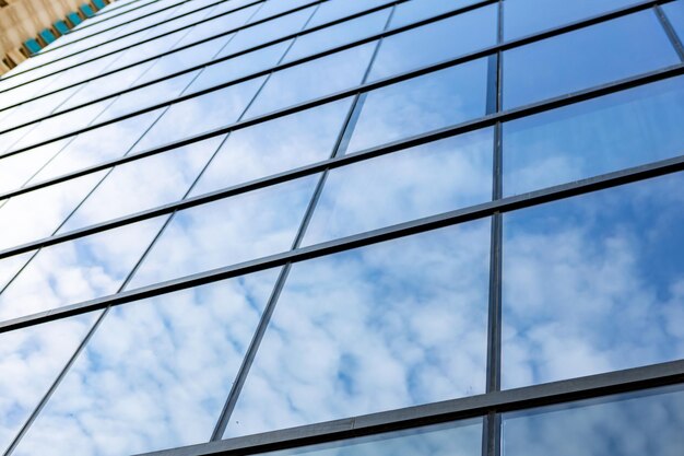 下からの青空の眺めに対するガラスの超高層ビル