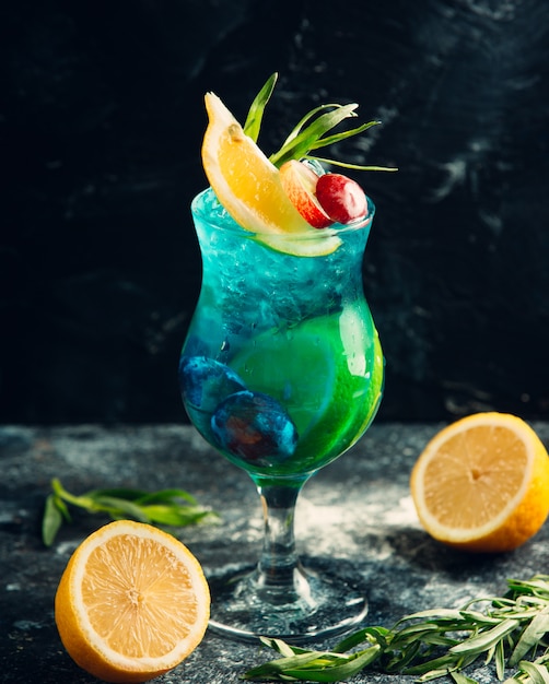 Free photo glass of summer cocktail with lemon