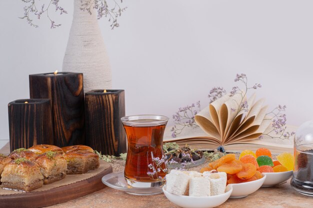 대리석 테이블에 차, 과자 및 전통 다양한 바클 라바의 유리.