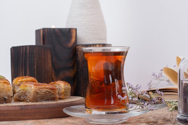 大理石のテーブルにお茶と伝統的な様々なバクラヴァのグラス。