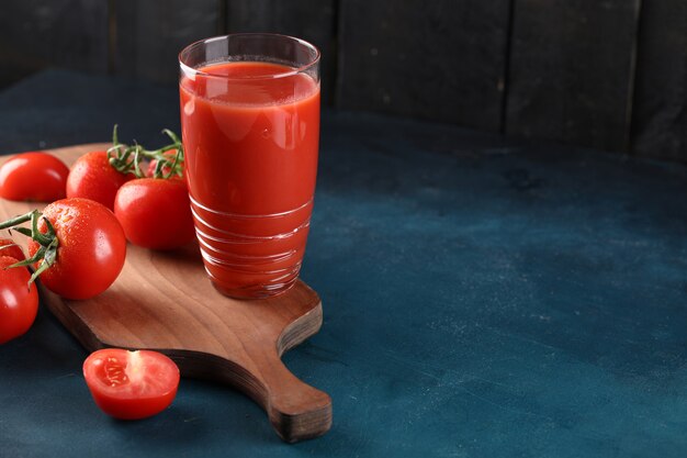トマトジュース、全体とカットトマトのガラス。アングルビュー。