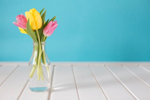 黄色とピンクのチューリップとガラスの花瓶