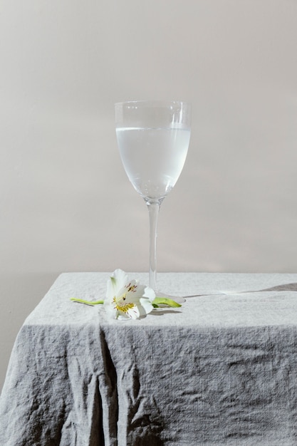 テーブルの上の水と花のガラス