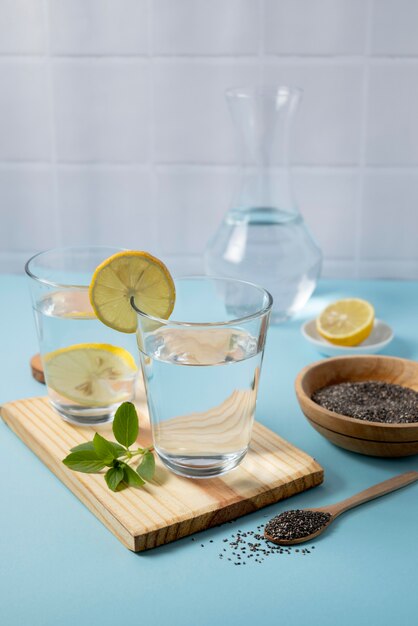 Bicchiere d'acqua con limone